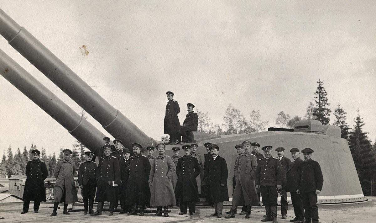 HIRMUÄRATAV: Tsaari-Vene armee vastvalminud 305-mm suurekaliibriline suurtükitorn aastal 1917. Kümmekond aastat hiljem pöörati selle torud lääne asemel itta. Filmiarhiiv