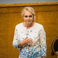 Minister Riina Solman kiirustas Pärnumaal kohtumisele vilkuri saatel