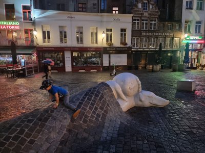 Antwerpeni magava koera ja lapsega monument otse meie majutuskoha kõrval.