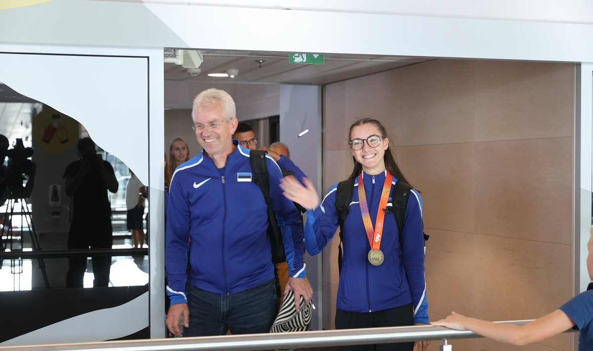 Viktor Morozov ja Karmen Bruus Tallinna lennujaamas.