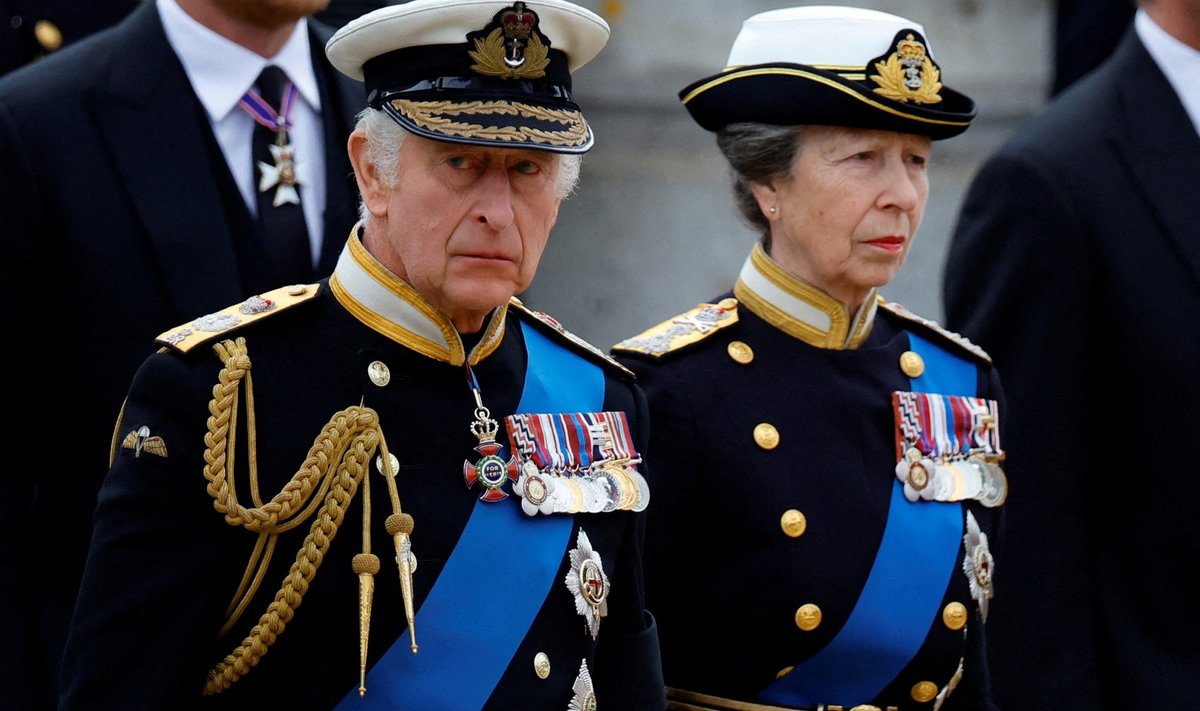 Kuningas Charles Elizabeth II matustel õe printsess Anne‘iga. 