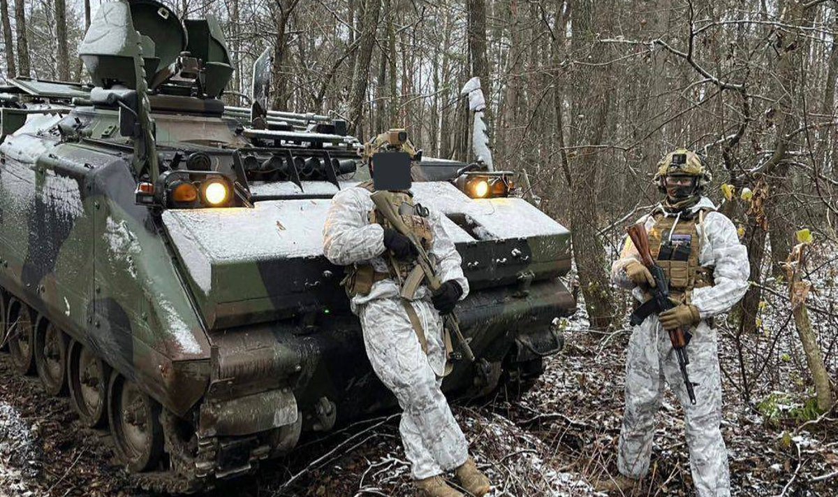 Ukraina armee võitlejad talvevarustuses