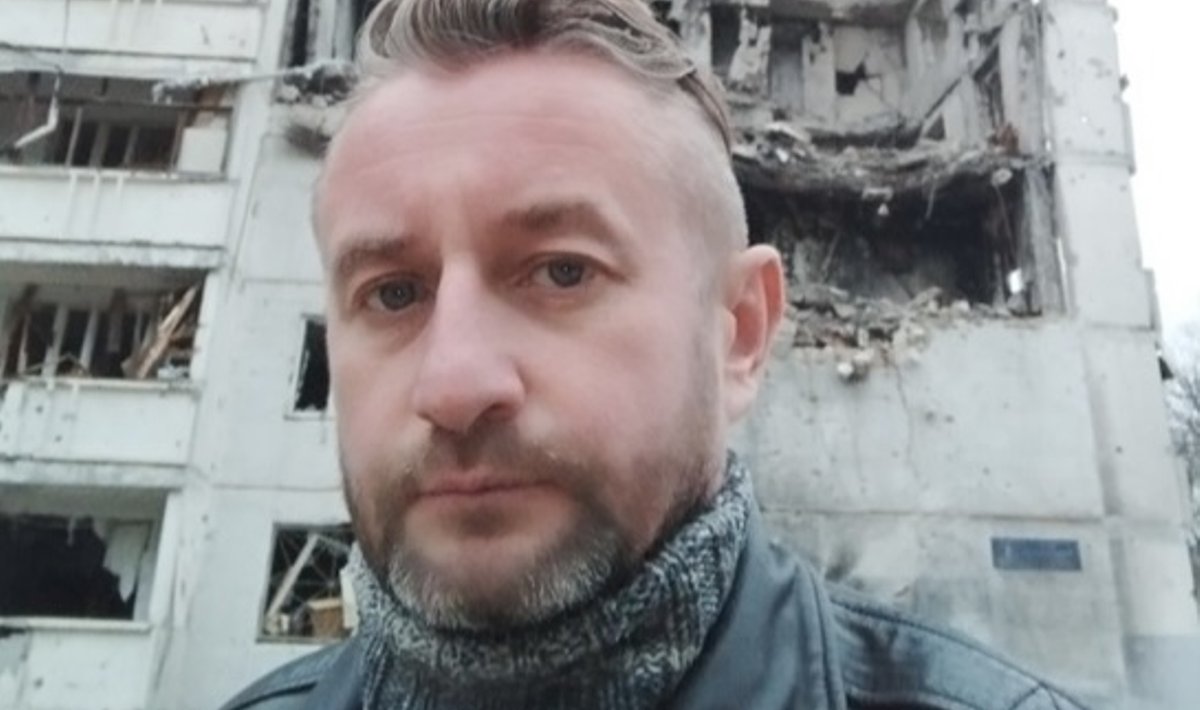 MINU KODUMAJA: Kirjanik Serhi Žadan poseeris mullu novembris Harkivis kunagise kodumaja ees. Aastaid elas ta ülemise korruse korteris, mille katuski hävis vene mürsurahes.