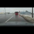 ВИДЕО: Водитель автобуса пересекает железнодорожный переезд на красный свет