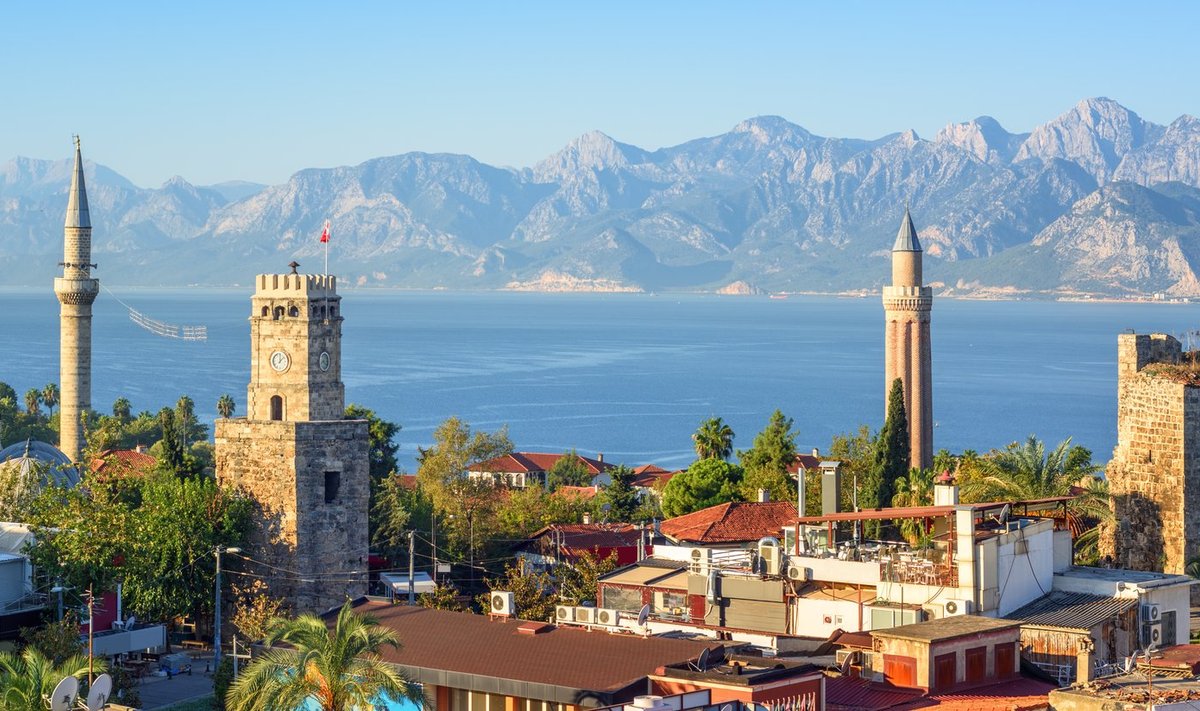 SUUREM KUI EESTI: Koos ääre­linnadega elab Antalyas, Türgi Türkiisranniku suurimas metropolis, 2,2 miljonit inimest. Mõni edasi-tagasi siplev turist nendele veel lisaks.