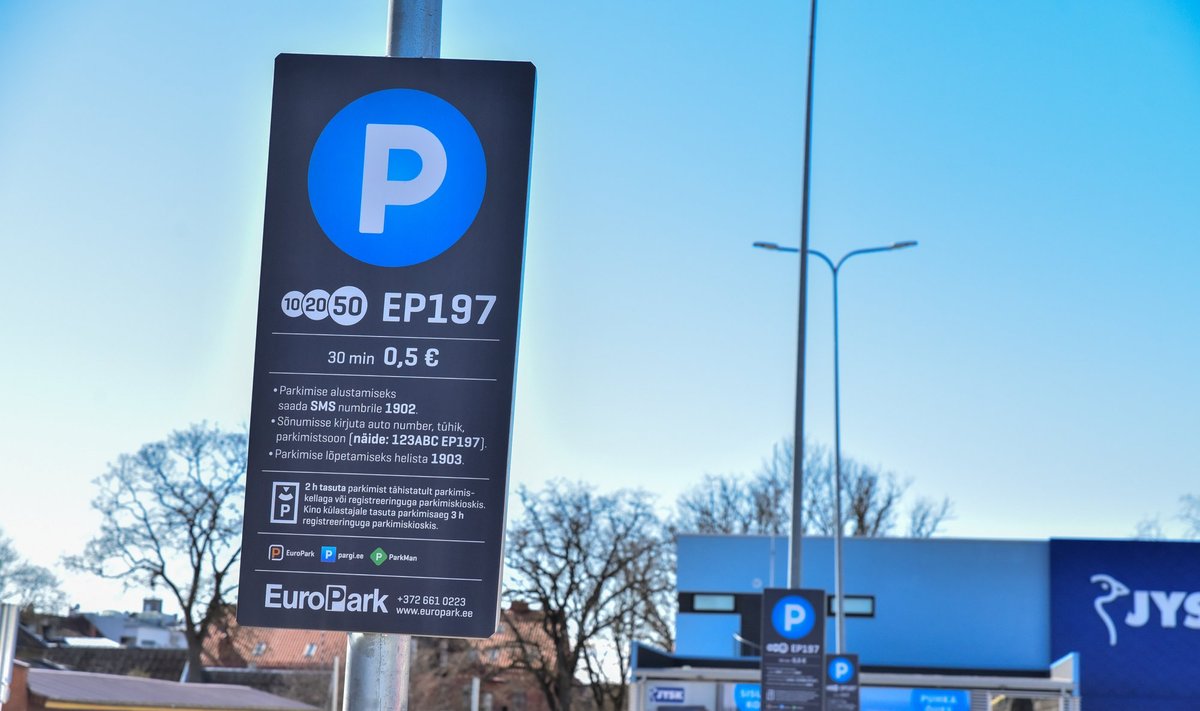 Viljandis Centrumi parklates hakatakse parkimist kontrollima