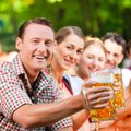 Мировой рекорд по-баварски: официант пронес 29 литровых кружек пива
