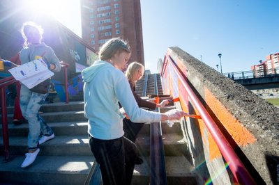 Aktivistid värvivad Kotka poe treppe 2014. a