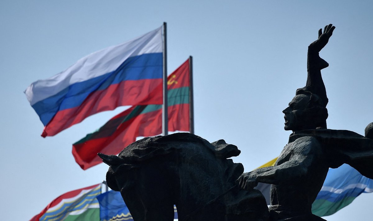 VENE OKAS MOLDOVA HINGES: Transnistria piirkonnas Tiraspolis lehvivad Vene väejuhi Aleksander Suvorovi kuju juures kõrvuti nii Transnistria kuI Venemaa lipud.