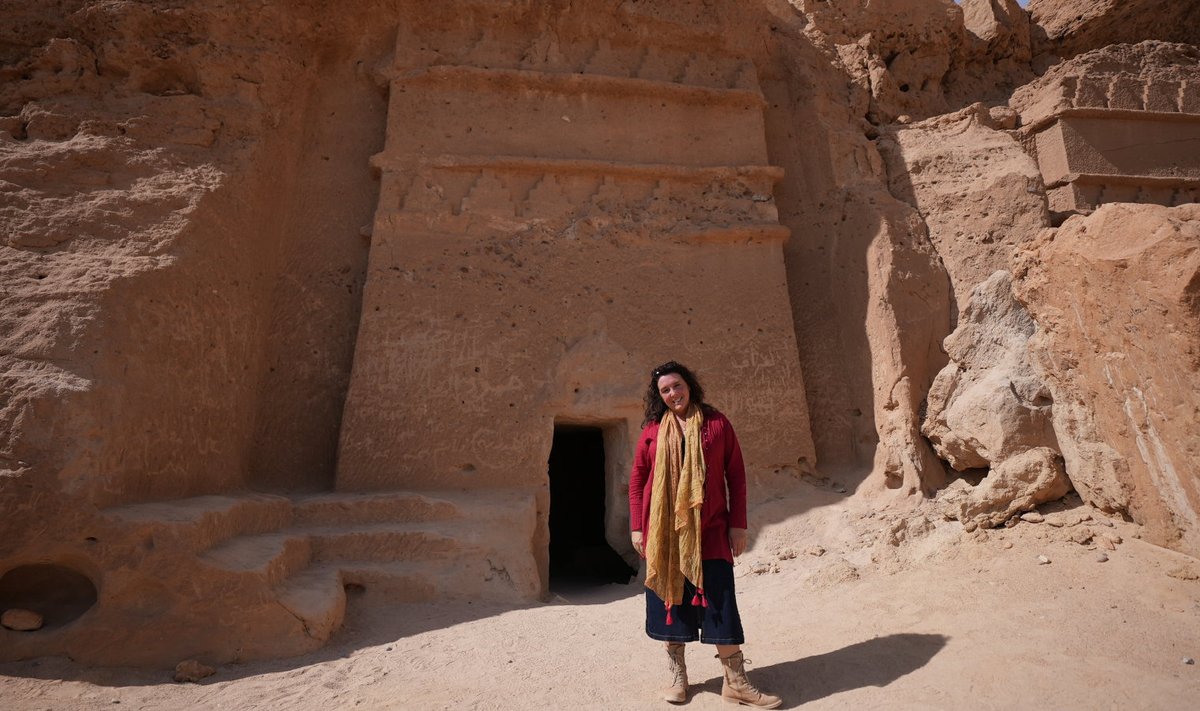 Bettany Hughes kõrbekaljudesse uuristatud suurejoonelise Nabatea haukambri ees