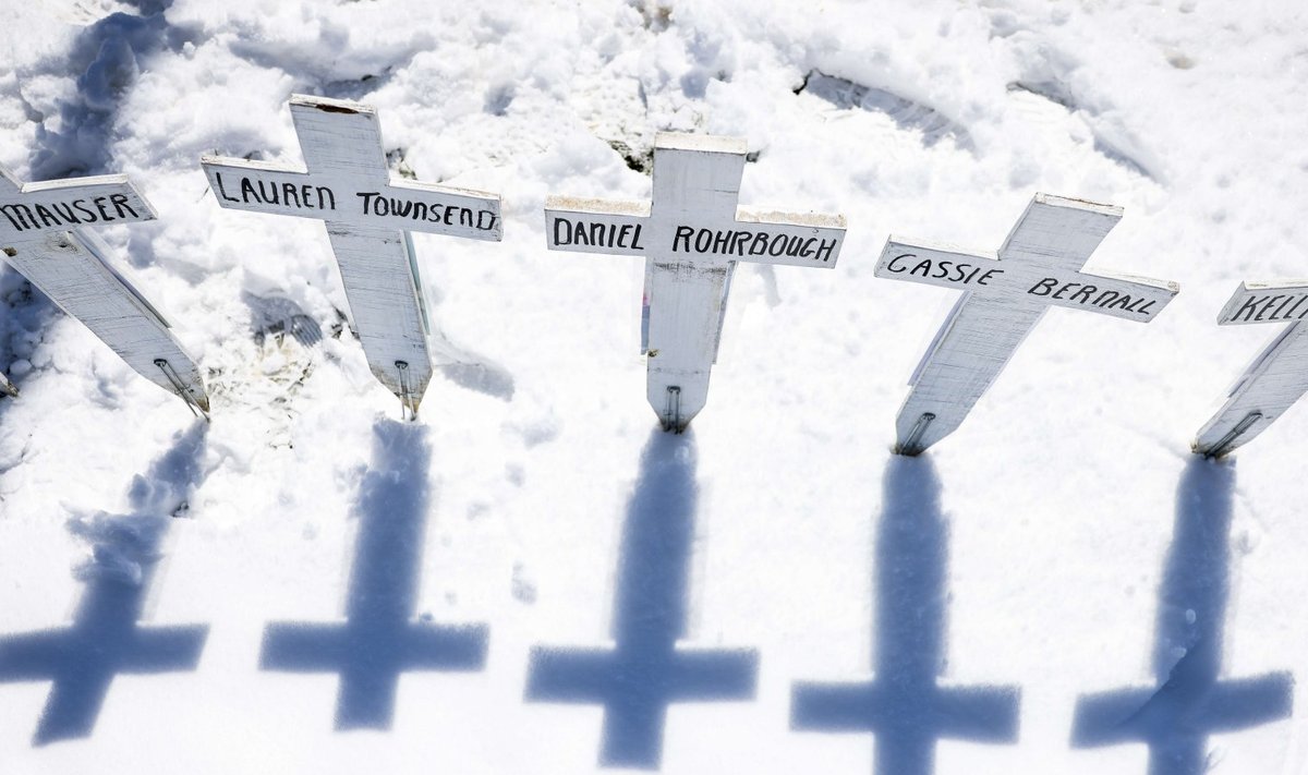Кресты с именами жертв массового расстрела в школе "Колумбайн"