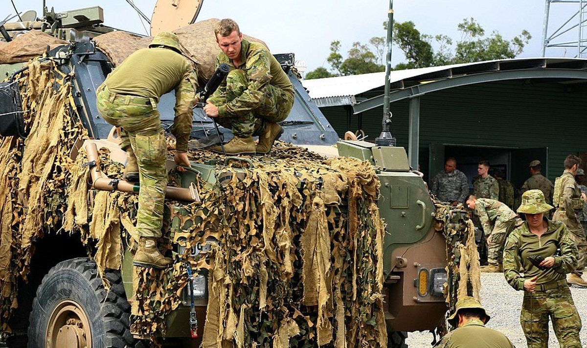 Austraalia sõdurid Bushmasterit võrguga katmas
