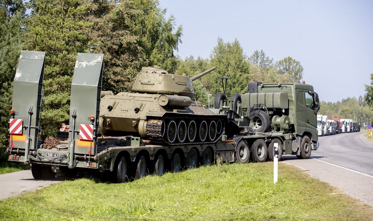 Narva tank veeti augustis meedia suure tähelepanu all Viimsisse Eesti Sõjamuuseumisse.