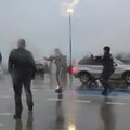 VIDEO | Mürgel lennujaamas! Mees ründas lennujaamas politseinikke, teda rahustati taseri ja pipragaasiga
