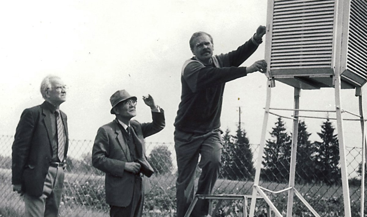 1993. aastal tutvus Jõgeva agrometeoroloogiajaamas tehtavate vaatlustega Jaapani Meteoroloogia Agentuuri agrometeoroloogia peaspetsialist Zenbej Uchichima (keskel). Pildil vasakul EMHI teadlane Heino Tooming, paremal Jõgeva AMJ juhataja Toomas Puss.