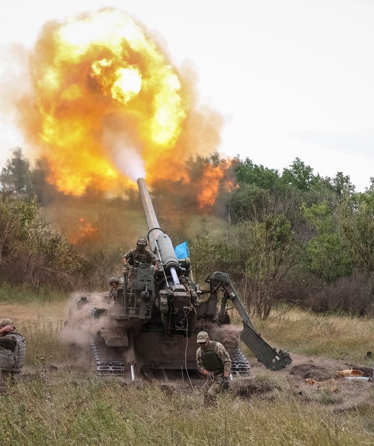 Ukraina sõjaväelased Donetski oblastis tulistamas relvast 2S7 Pion. Foto tehtud 26. augustil 2022.