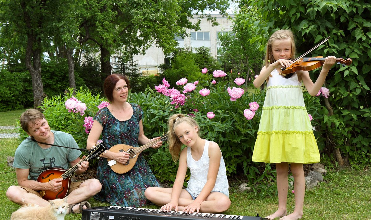 Selles peres mängivad kõik pilli: Ilmar ja Liina mandoliini, tütar Laura Liisa klaverit ja Mari Ann viiulit. Ilmar võlub aga helid välja teistestki pillidest, kõige osavamalt viiulist. | Fotod: Vahur Pormeister