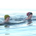 VIDEO | Vaata, kuidas kolm vaprat naist 13 külmakraadiga meres ujumas käivad