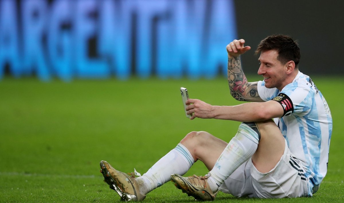 Lionel Messi pärast finaali perega suhtlemas.
