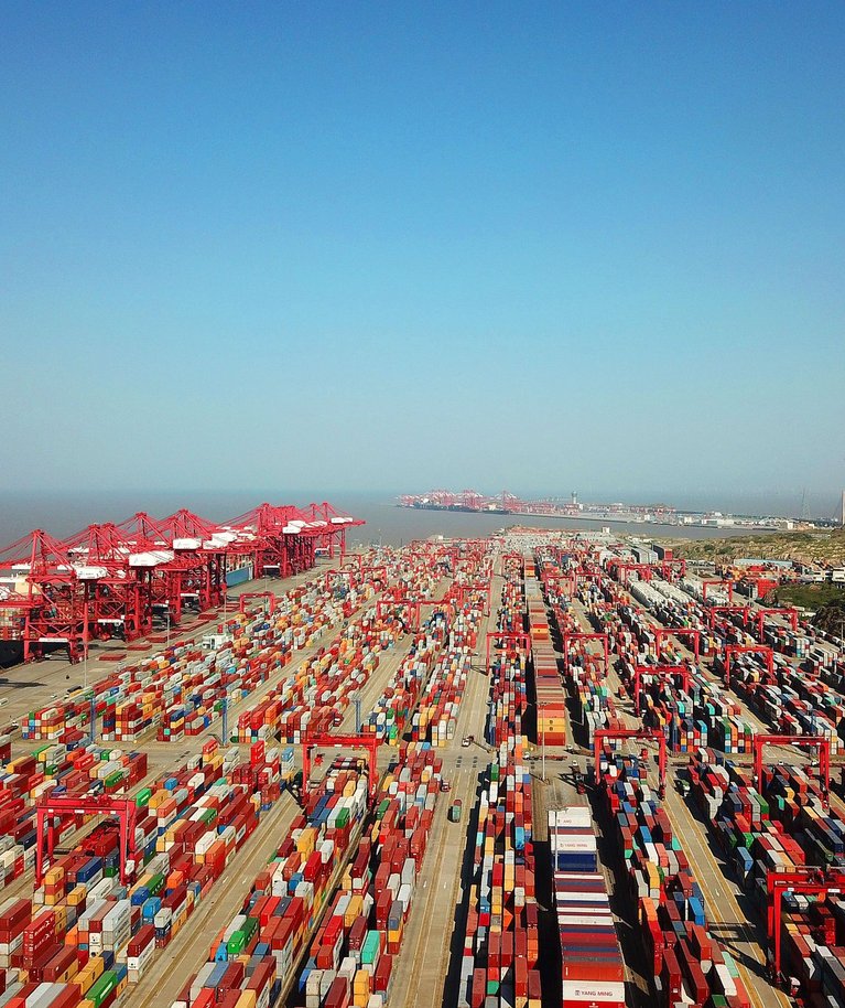 GLOBALISEERUNUD MAJANDUSE SÜMBOL: Shanghai automatiseeritud konteinervedude sadam Hiinas on maailma suurim. Kui see koroonapandeemia tõttu seisma jäi, oli ka paljudel Lääne ettevõtetel vesi ahjus.