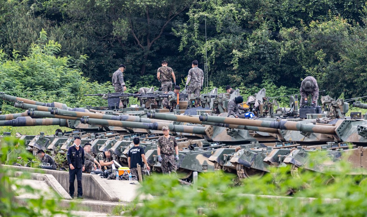 Lõuna-Korea sõdurid kontrollimas täna alanud õppuste käigus K1 tanke.
