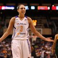 VIDEO: WNBA-s juhtus miskit eriskummalist! Mängija kukkus vastast musitama