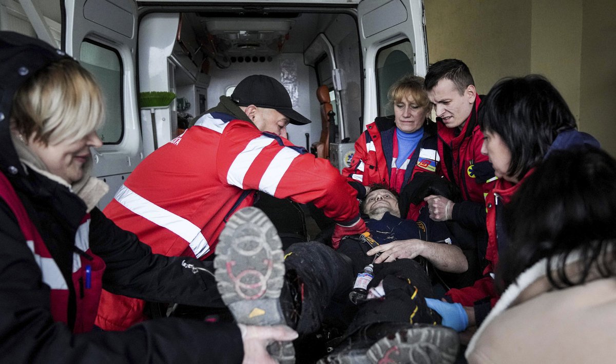 Arstid aitamas rünnakus viga saanud meest Mariupoli haiglas