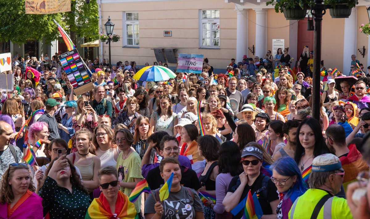 11. juunil Tartus peetud Pride oli nii kogukonnaüritus kui ka meeleavaldus. „Kaua võib?“ küsisid osalised, viidates seadusaukudele. 