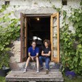 LUMMAVAD FOTOD | Julia-Maria Linna ja Villy Paimets lõid vanasse viinakööki boheemlasliku kodu, kus nüüd valmivad veinid ja pitsad