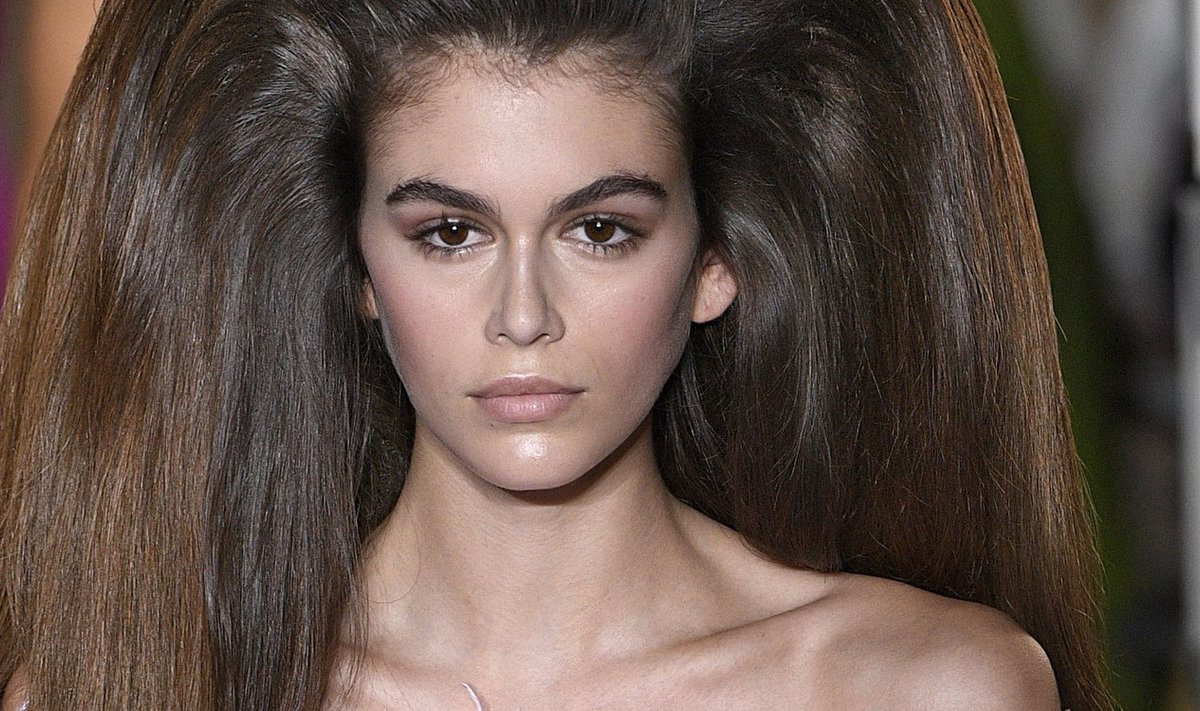 Valentino Haute Couture: Kaia Gerber