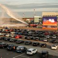 FOTOD | Kriis ei peata filmifänne: Vilniuse lennujaam muutus drive-in kinoks
