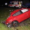 FOTOD ÖISELT SÜNDMUSKOHALT | Paikusel sõideti Porsche vastu puud pooleks ja põlema. Avariipolitseinik: avanenud vaatepilt oli väga kole