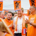 Hollandi terviseminister noomis koroonareegleid eirates jalgpallifännidega vennastunud kuningat