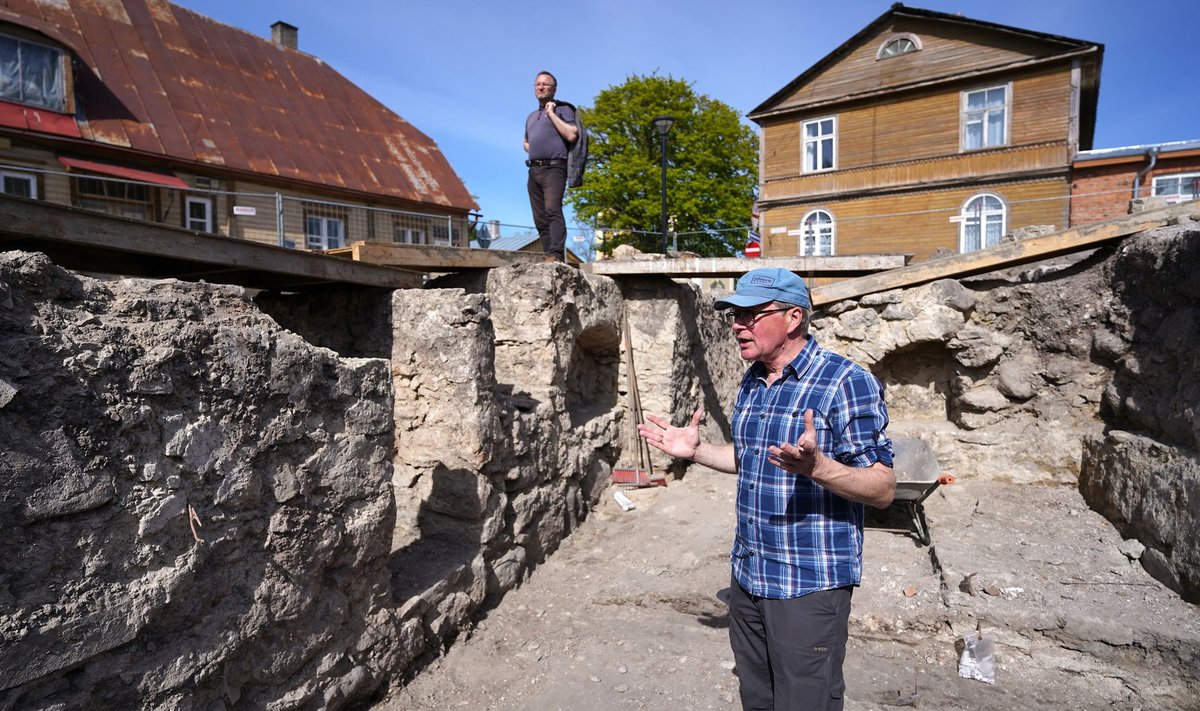Sihtasutuse Haapsalu ja Läänemaa Muuseumid juhataja, arheoloog Anton Pärn (esiplaanil) peab praegusi kaevamisi oluliseks, sest see annab uut teavet kunagise linnaelu kohta. Taamal müüri otsas seisab ajaloolane Kalev Jaago.