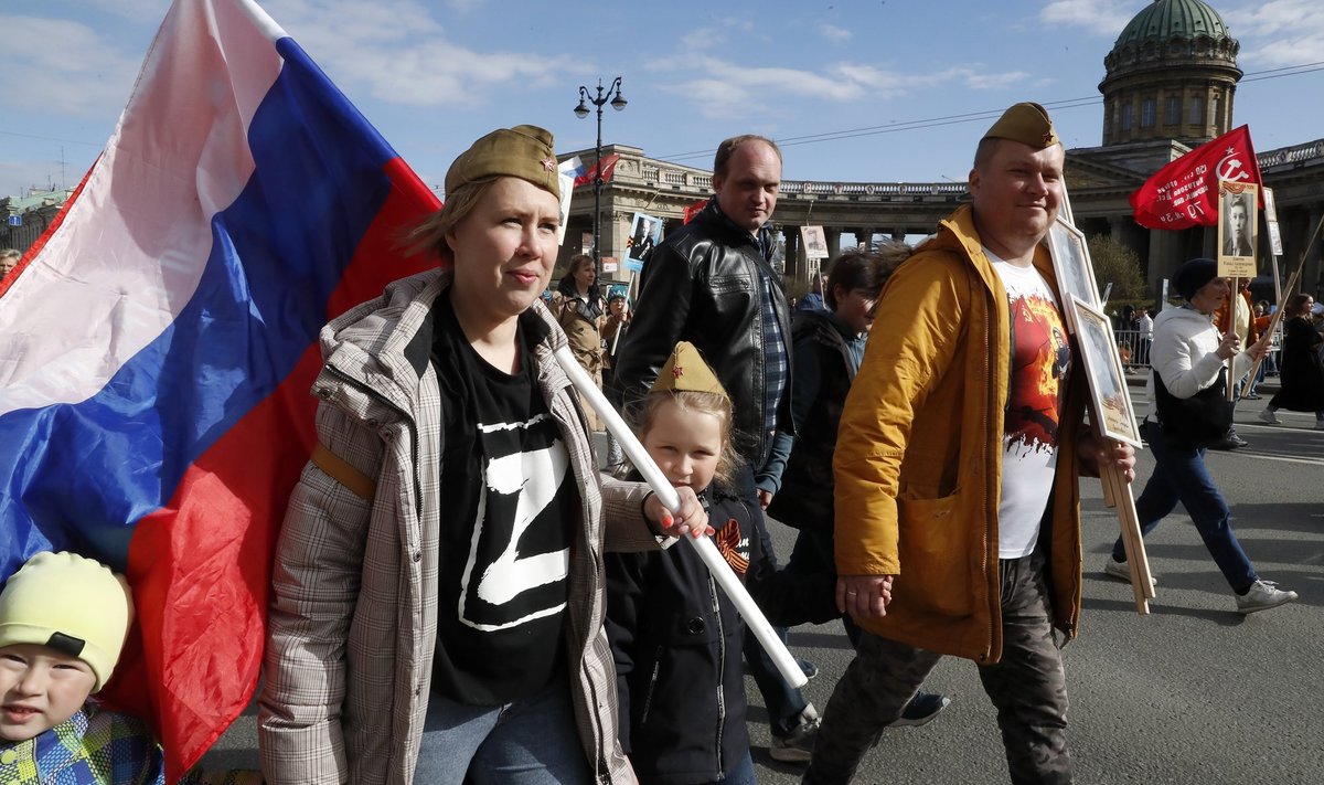 SÜÜDIMATUS: Rõõmus Z-pere marsib 9. mail Peterburis toimunud nn surematu polgu rongkäigul. 