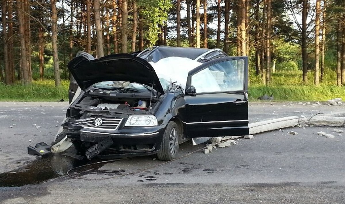 FOTOD SÜNDMUSKOHALT: Tallinnas hukkus vastu tänavalaternaposti sõitnud  autojuht - Delfi