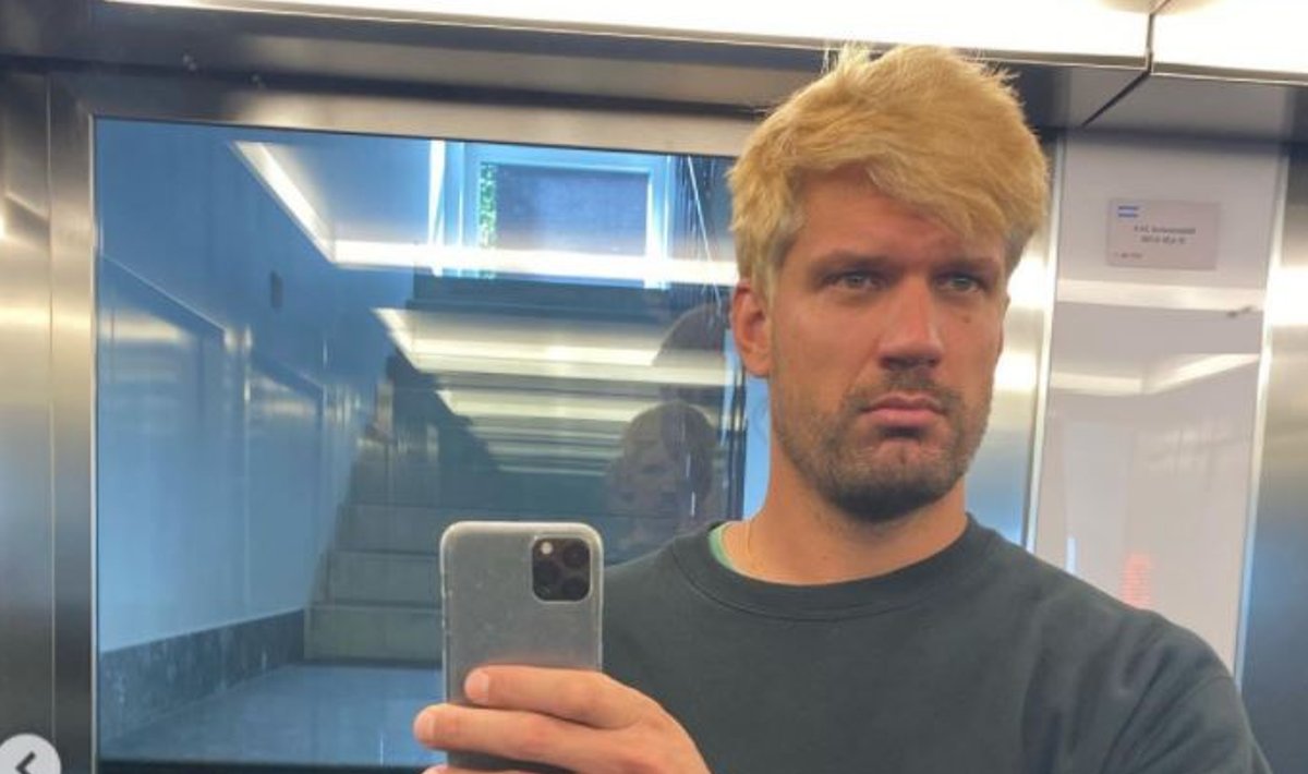Räppar reket värvis pea blondiks.