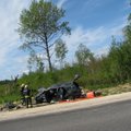 FOTO SÜNDMUSKOHALT: Tallinna-Rapla maanteel rullus teelt välja sõitnud Volvo üle katuse