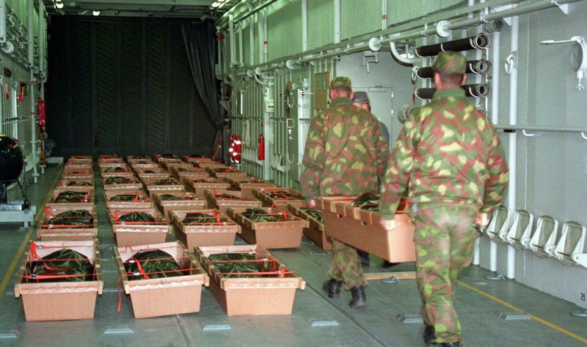 Soome ajateenijad parvlaevaõnnetuses hukkunutega. Foto pärineb 1994. aasta 29. septembrist.