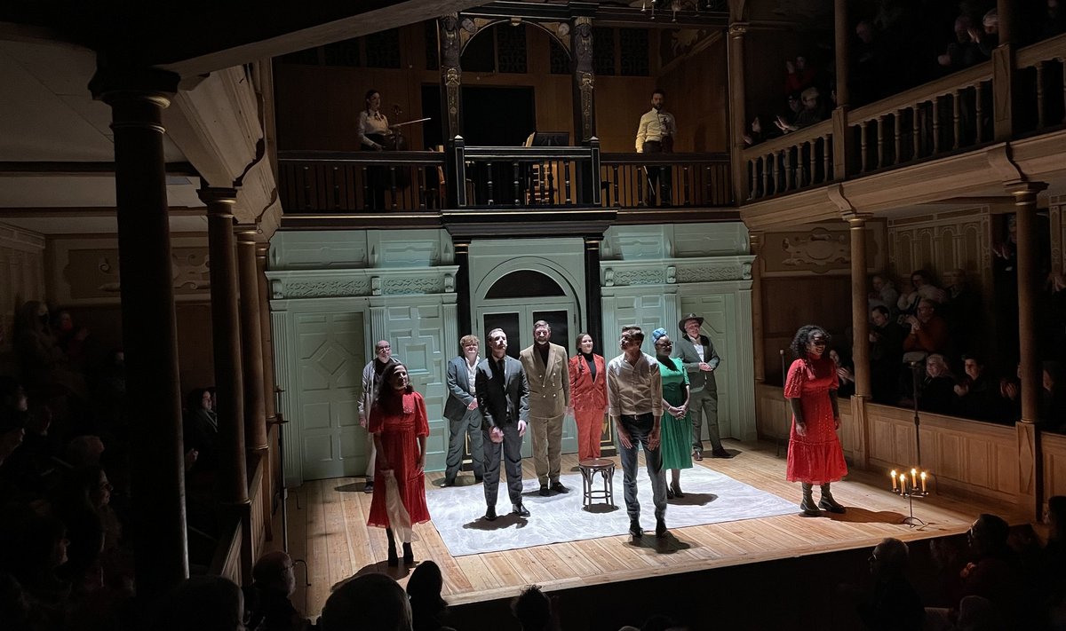 „Talvemuinasjutt“ Londoni Shakespeare’s Globe Theatre’is. Esireas keskel on Sergo Vares, kes tegi oma esimese peaosa Londonis.