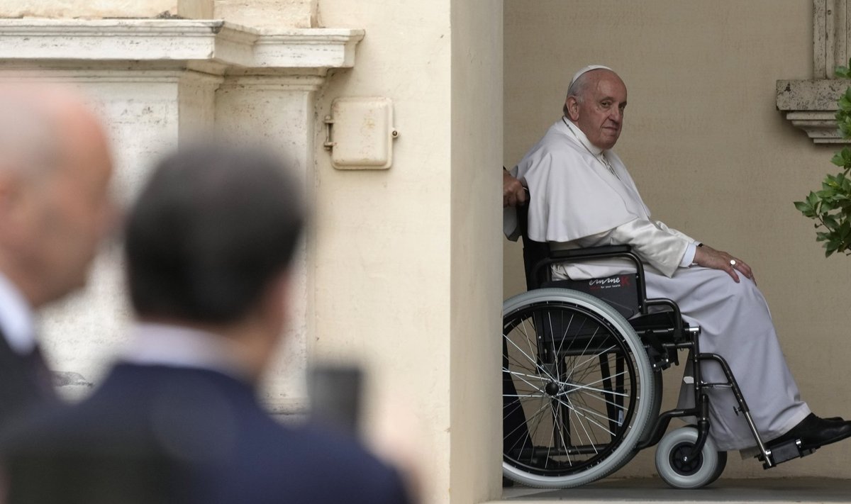 Paavst Fraciscus saabus 4. juunil ratastoolis Vatikani San Damaso õuele.