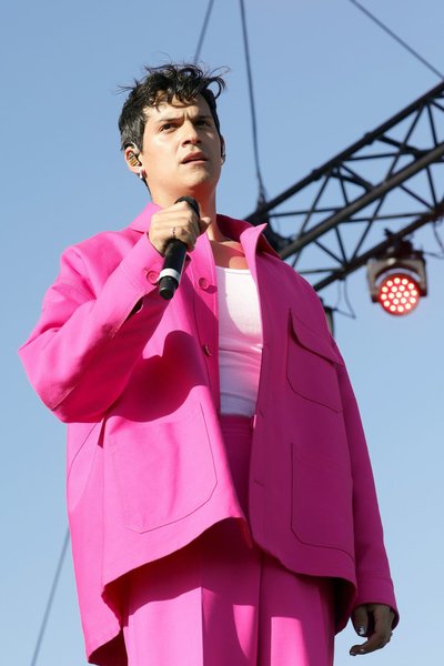 Omar Apollo paistis aga roosaga silma Coachella laval esinedes.