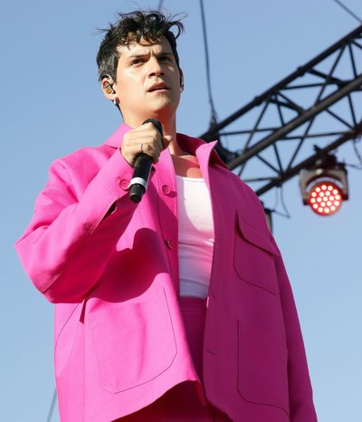 Omar Apollo paistis aga roosaga silma Coachella laval esinedes.