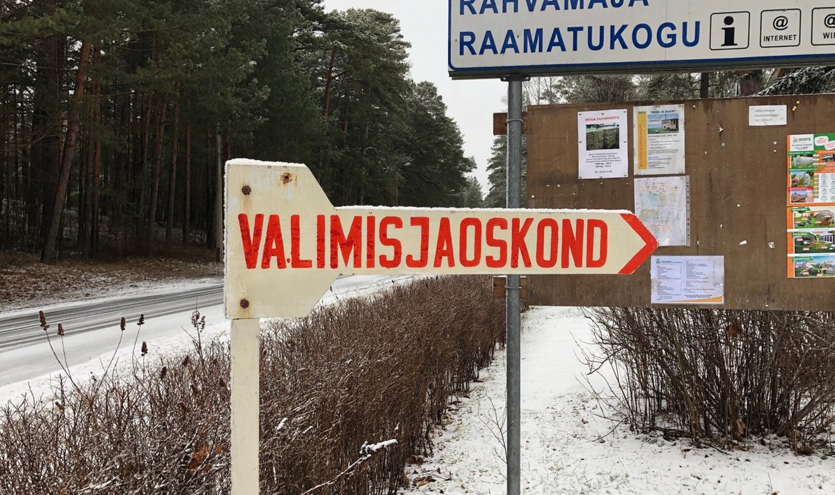 Valimisjaoskonna poole näitav silt Pärnumaal Treimanis.