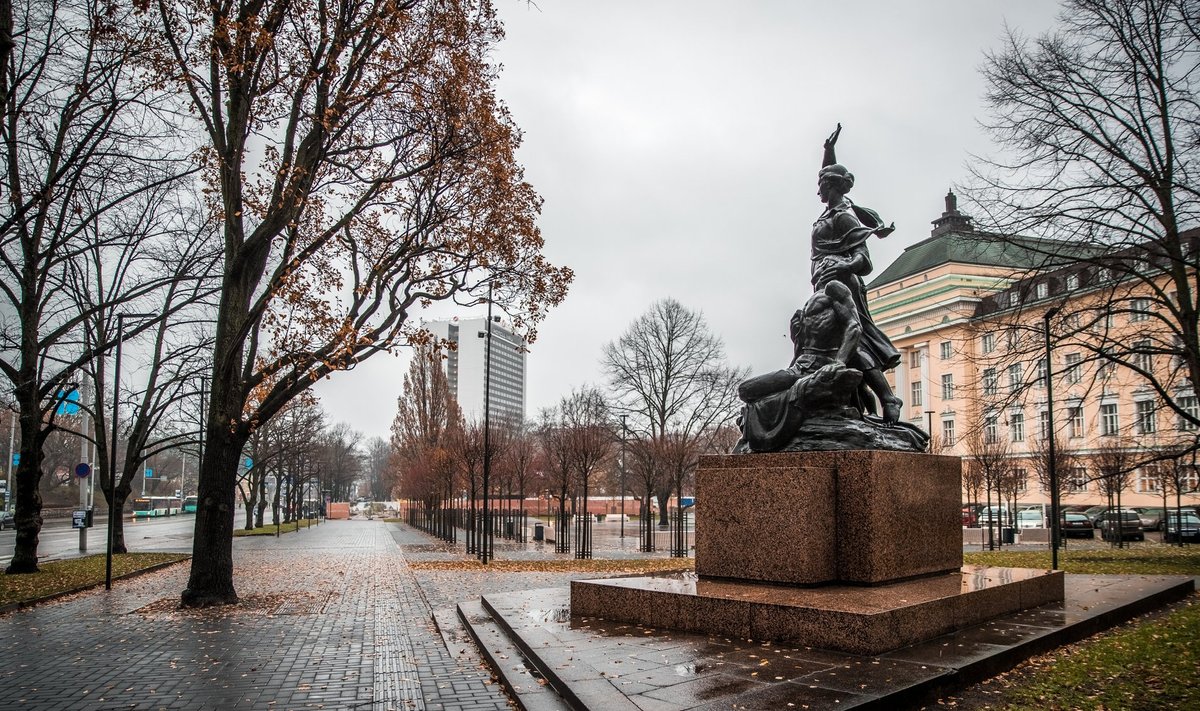 Tammsaare park Estonia teatri taga, kuhu ihaletakse juurdeehitist. Pildil fookuses vastuoluline „taksopeataja”