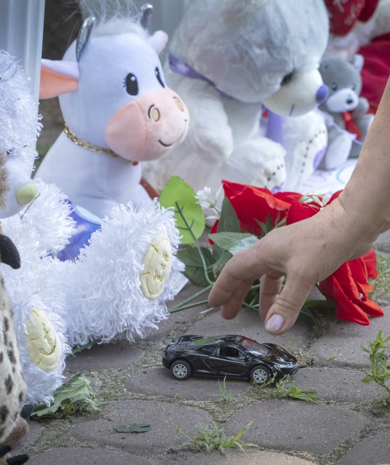 Mänguasjad venelaste korraldatud tapatöös hukkunud lastele. Foto tehtud 29.06.2022
