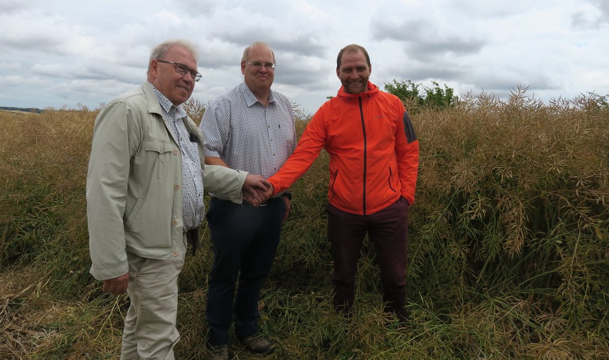 Eesti viljakasvatajad Urmas Uustalu ja Urmet Kalden käisid kolmekordse maailmarekordi omaniku Tim Lamymani (keskel) põlde kaemas mullu 14. juulil.
