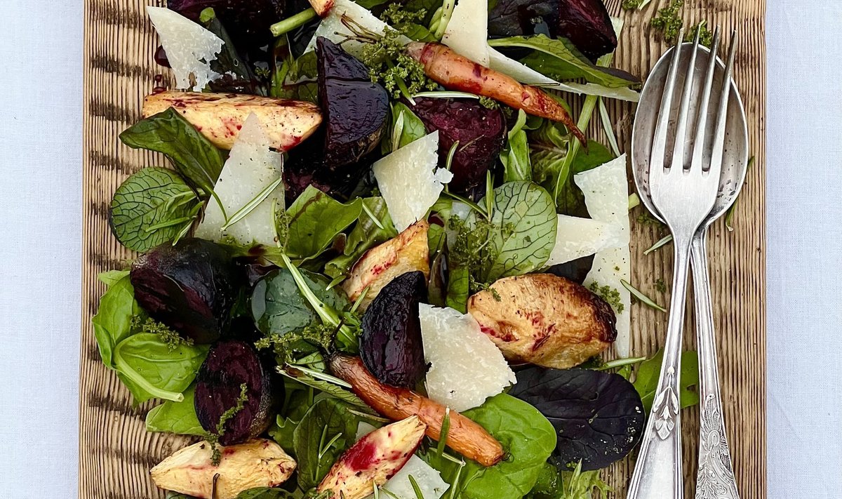 Roheline salat röstitud juurviljade, kõvajuustu ja nõgeseseemnetega