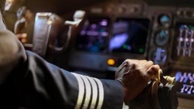 Российского пилота-инструктора уволили за секс с ученицей. Они делали это прямо в полете
