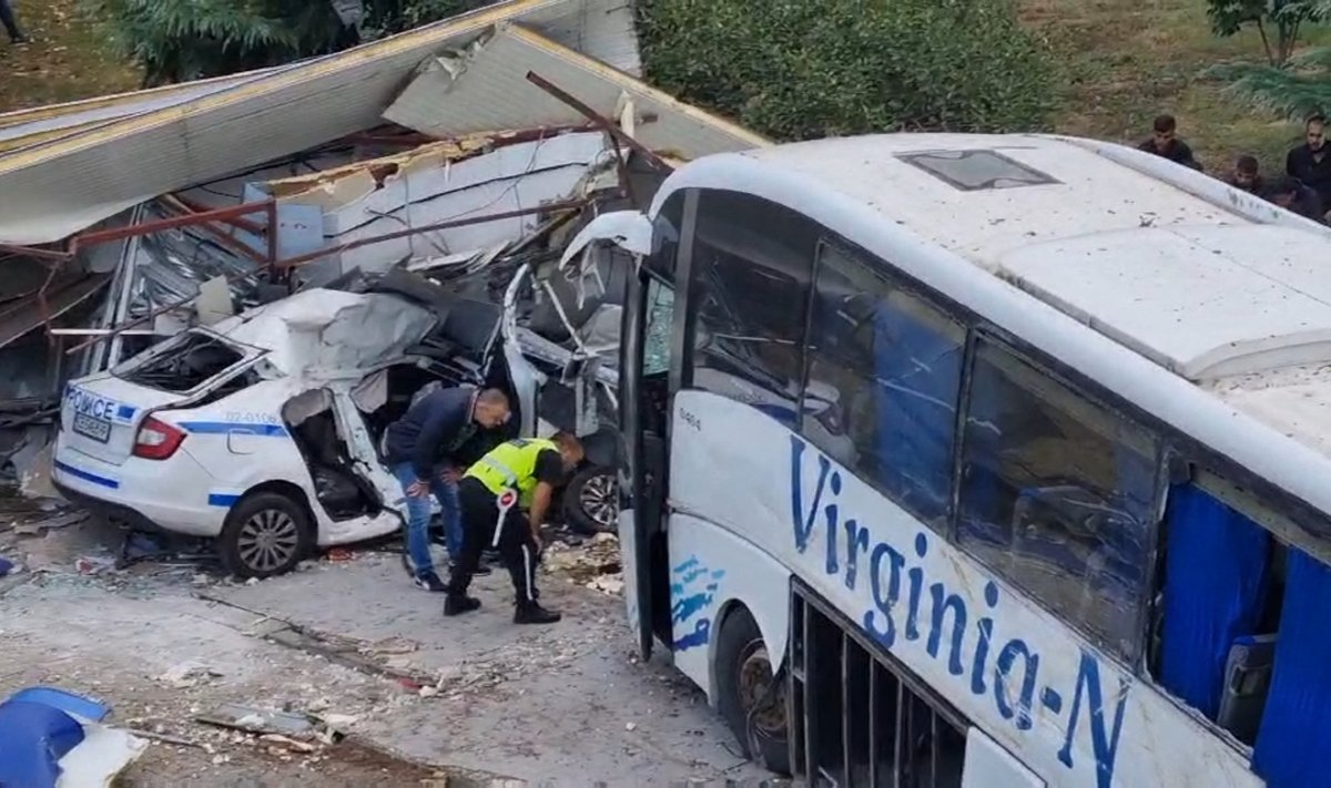 Pildil on augustis toimunud intsident, kus migrante vedanud buss sõitis kontrollpunktis otsa Bulgaaria politseinikele, tappes neist kaks.